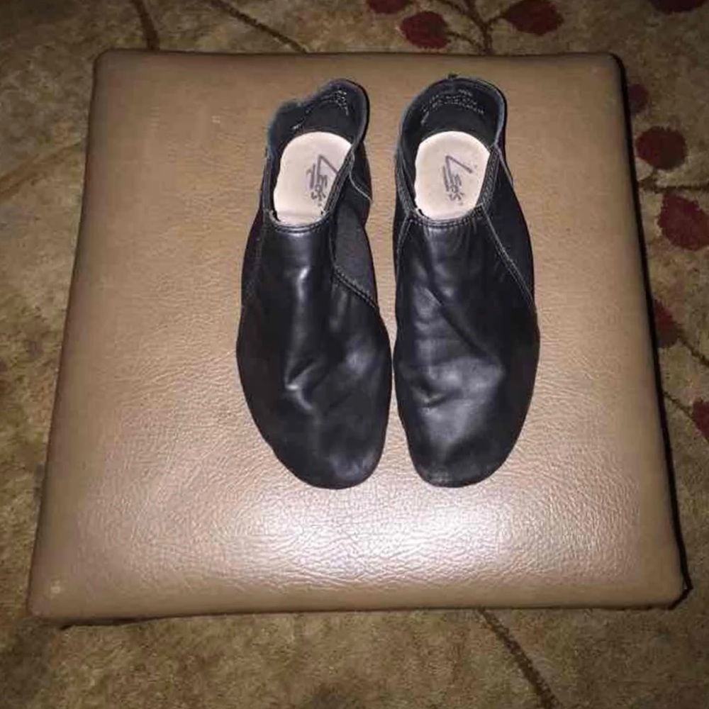 Leo's Unisex Jazz Shoes - 
6.5 Unisex style 7018 Blk Gioflex Neo Dance Shoe.